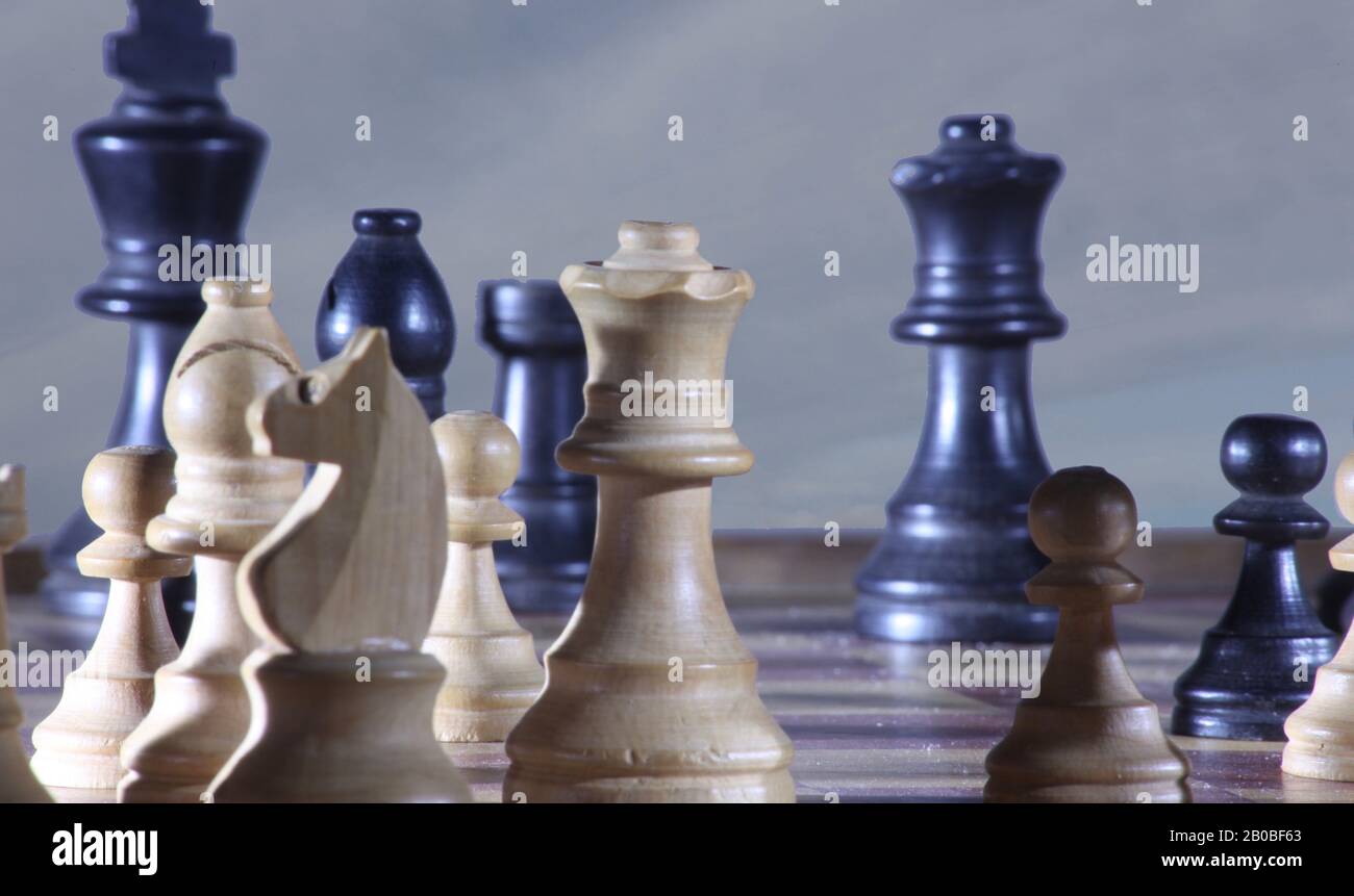 Schachfiguren auf einem Brett Stockfoto