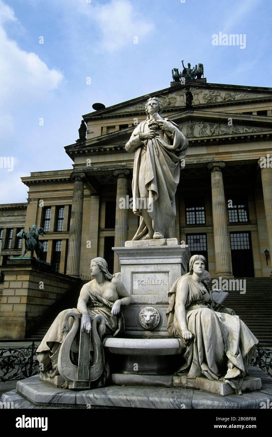 DEUTSCHLAND, BERLIN, GENDARMENMARKT, THEATER (VON SCHINKEL ERBAUT), MIT SCHILLER-STATUE Stockfoto