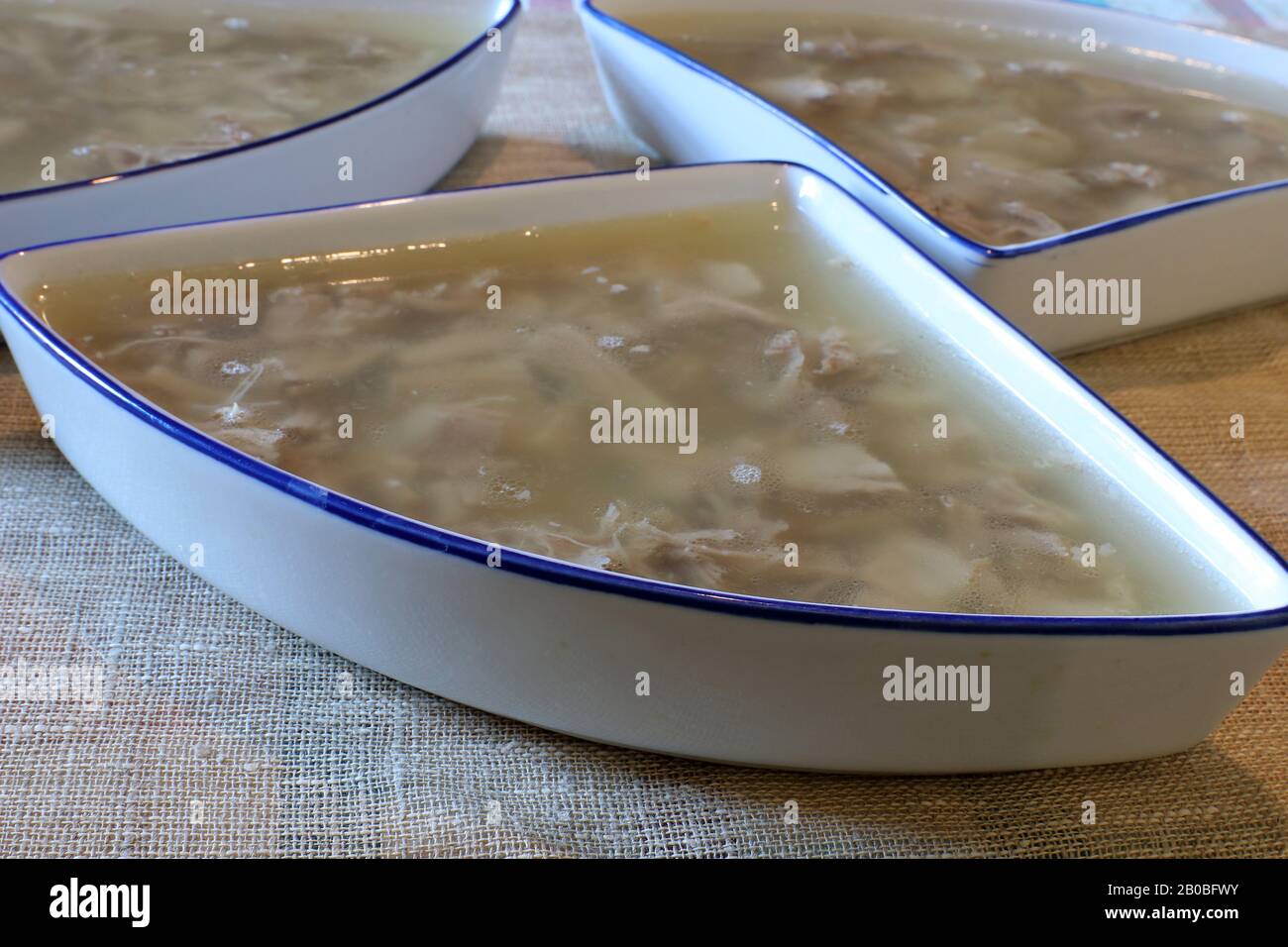 Aspic kaltes Fleisch, traditionelle ukrainische Gericht Holodets. Gelietes Fleisch. Stockfoto