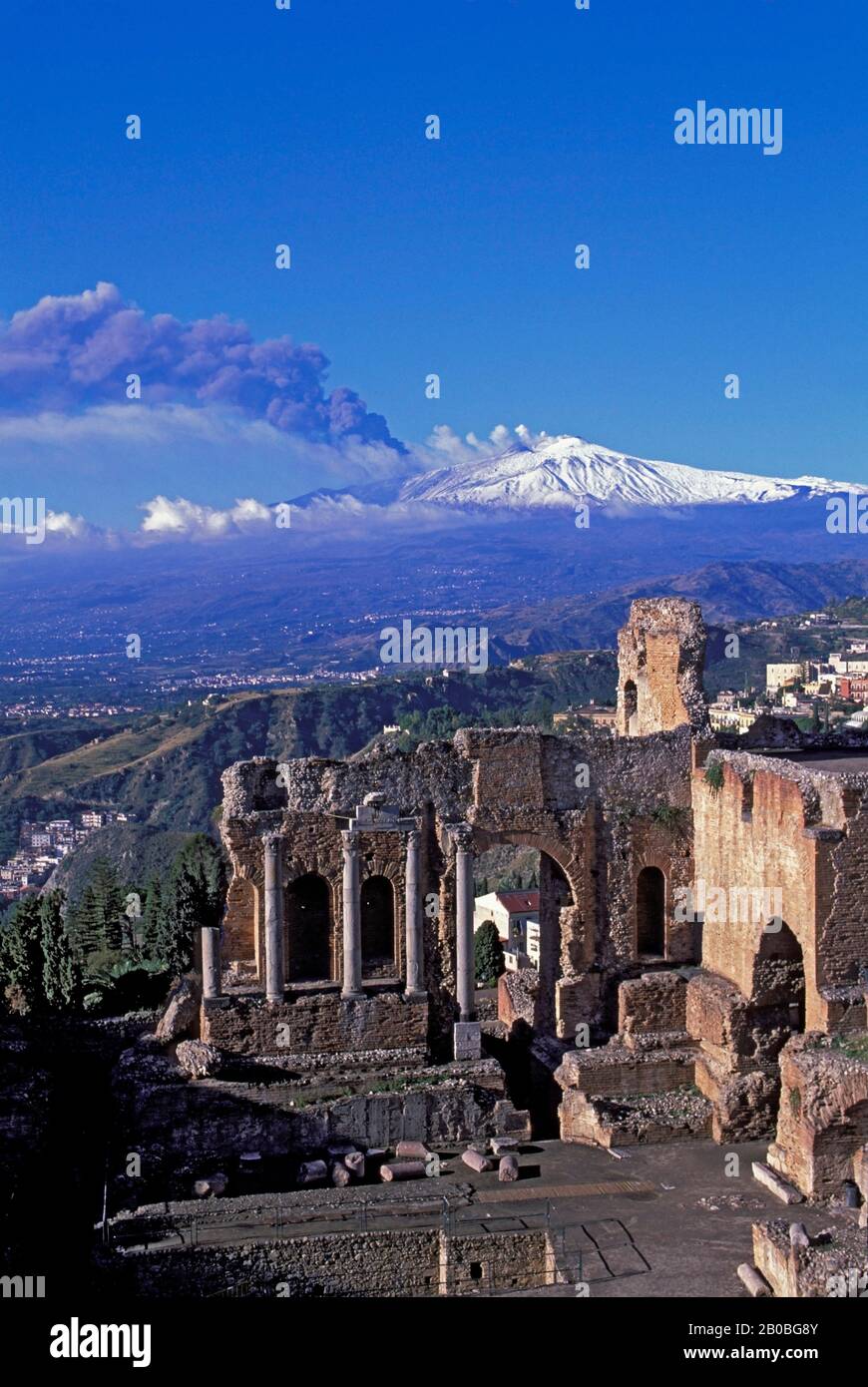 ITALIEN, SIZILIEN, TAORMINA, THEATER GRECO, BLICK AUF MT. ÄTNA, ERUPTION Stockfoto