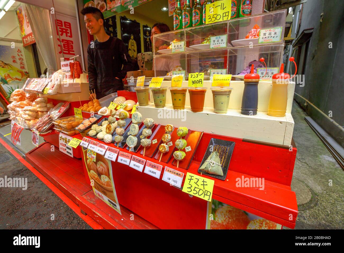 Yokohama, Japan - 21. April 2017: Verkäufer in chinesischen Straßennahrungsmitteln mit frischen Smoothies, typischen Getränken, Fruchtgetränken, Süßigkeiten, Gebäck in Yokohama Stockfoto