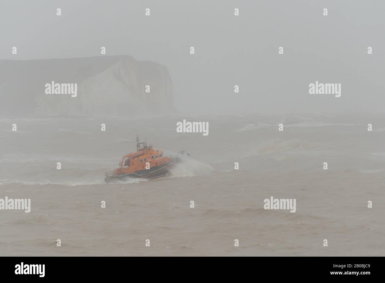 Das Rettungsboot Newhaven RNLI verlässt Newhaven während Storm Ciara am 9. Februar 2020. Stockfoto
