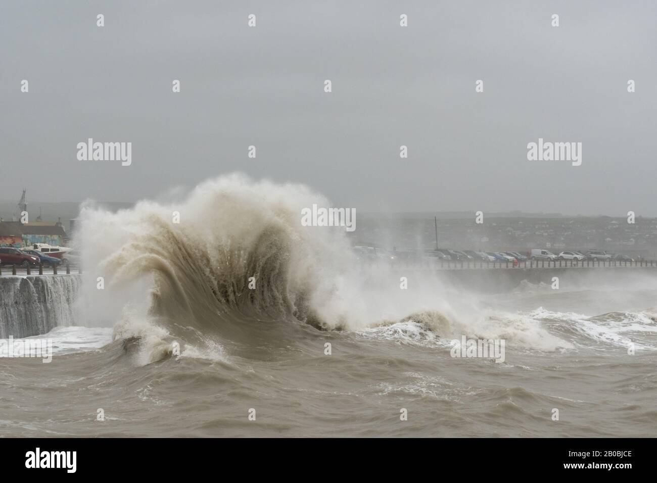 Riesige Wellen brechen im Newhaven Harbour während des Storm Ciara am 9. Februar 2020 Stockfoto