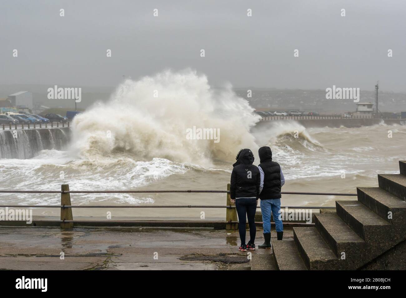 Newhaven, East Sussex. Wetter in Großbritannien. Der Sturm Ciara stürzt am 9. Februar 2020 in die Hafenmauer, wobei die Zuschauer zusehen. Stockfoto