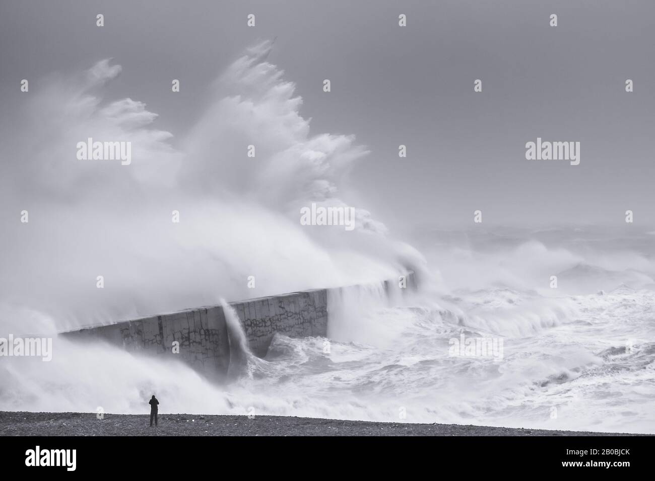 Newhaven, East Sussex. Das Wetter in Großbritannien, während Storm Ciara massive Wellen und starken Regen bietet, der England am 9. Februar 2020 traf. Stockfoto