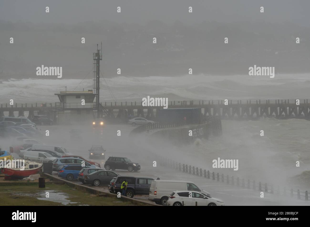 Newhaven, East Sussex. Das Wetter in Großbritannien, während Storm Ciara massive Wellen und starken Regen bietet, der England am 9. Februar 2020 traf und viele Autos ansaugt. Stockfoto
