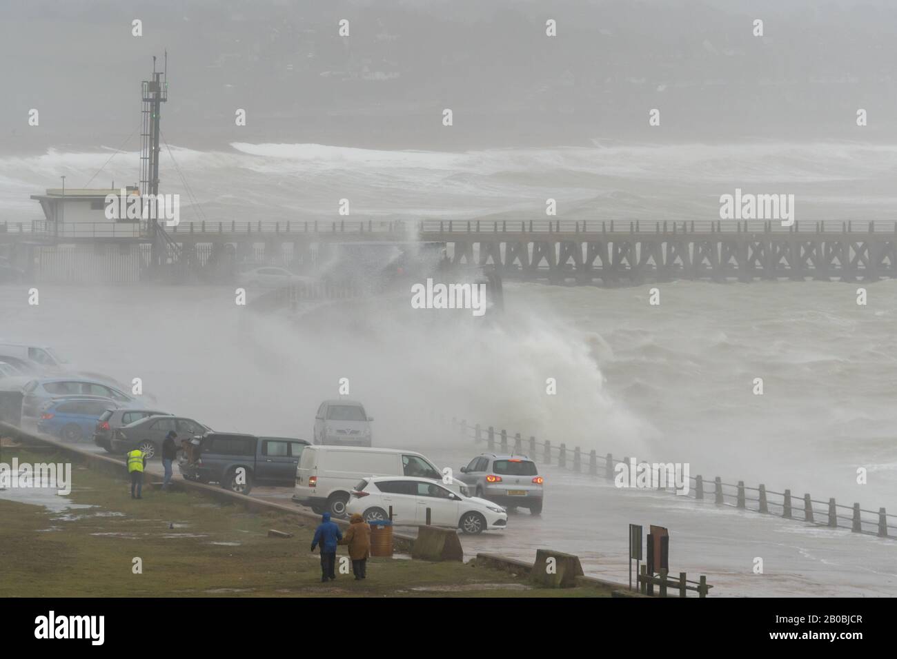 Newhaven, East Sussex. Das Wetter in Großbritannien, während Storm Ciara massive Wellen und starken Regen bietet, der England am 9. Februar 2020 traf und viele Autos ansaugt. Stockfoto