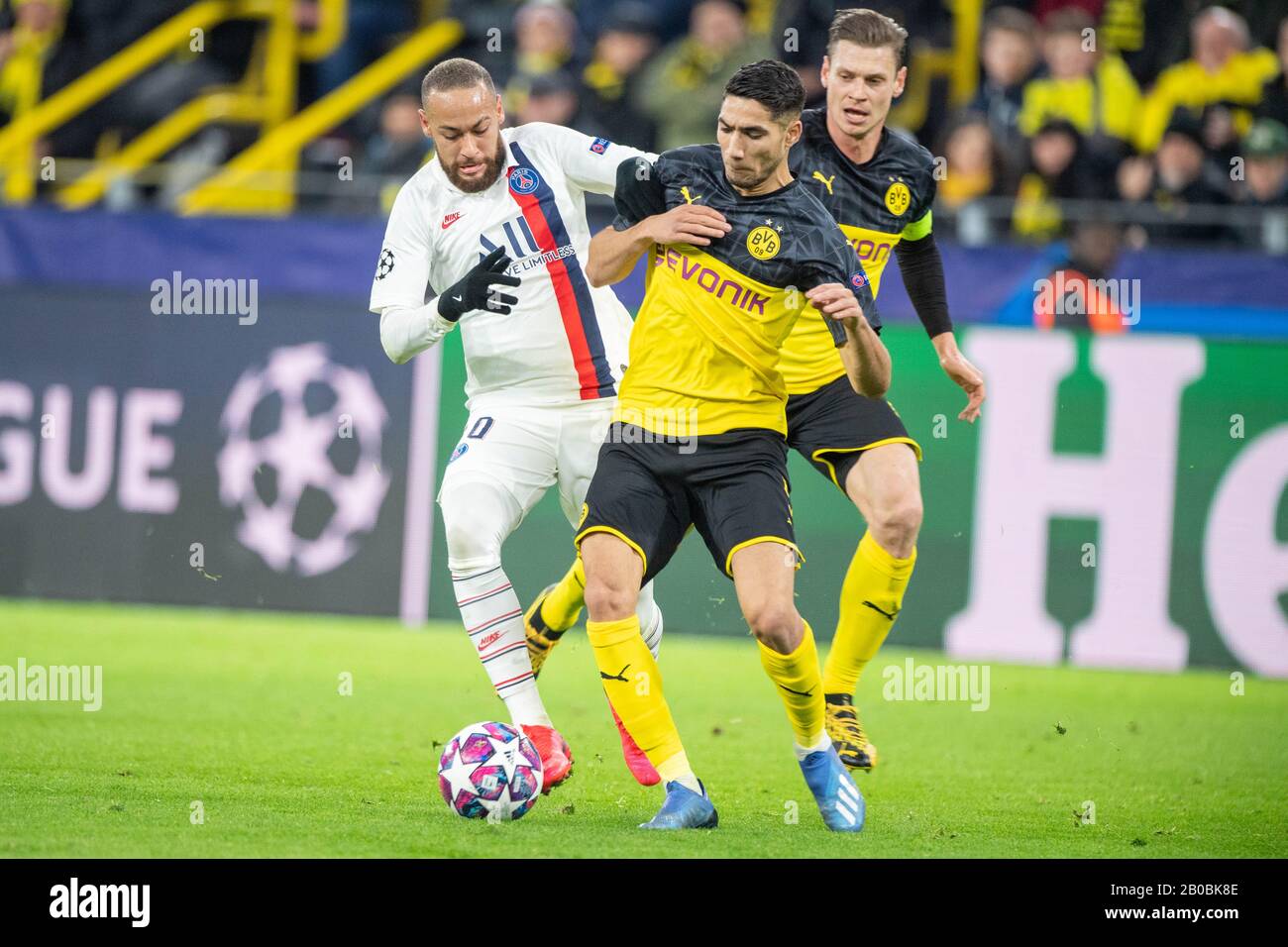 Neymar (links, PSG) gegen Achraf HAKIMI (DO), Action, Duelle, Fußball Champions League, Runde 16, Borussia Dortmund (DO) - Paris St. Germain (PSG) 2: 1, am 18. Februar 2020 in Dortmund/Deutschland. â Nutzung weltweit Stockfoto