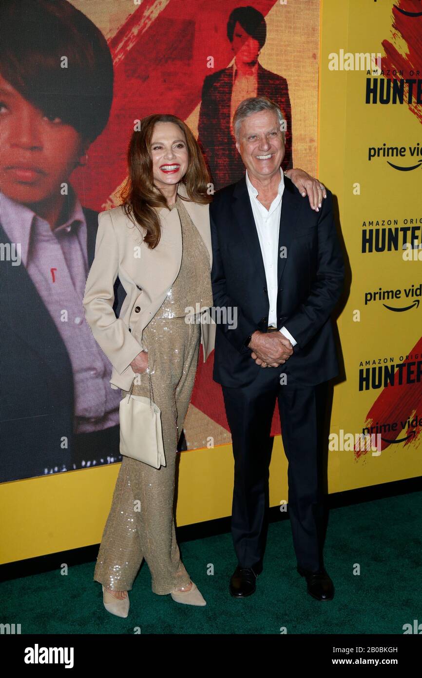 Los Angeles, USA. Feb. 2020. Lena Olin, lasse Hallstrom beim Begehen des roten Teppichs bei der Premiere der "Jäger" von Amazon Prime Video am 19. Februar 2020 im DGA Theatre in Los Angeles, Kalifornien USA (Foto von Parisa Afsahi/Sipa USA) Credit: SIPA USA/Alamy Live News Stockfoto