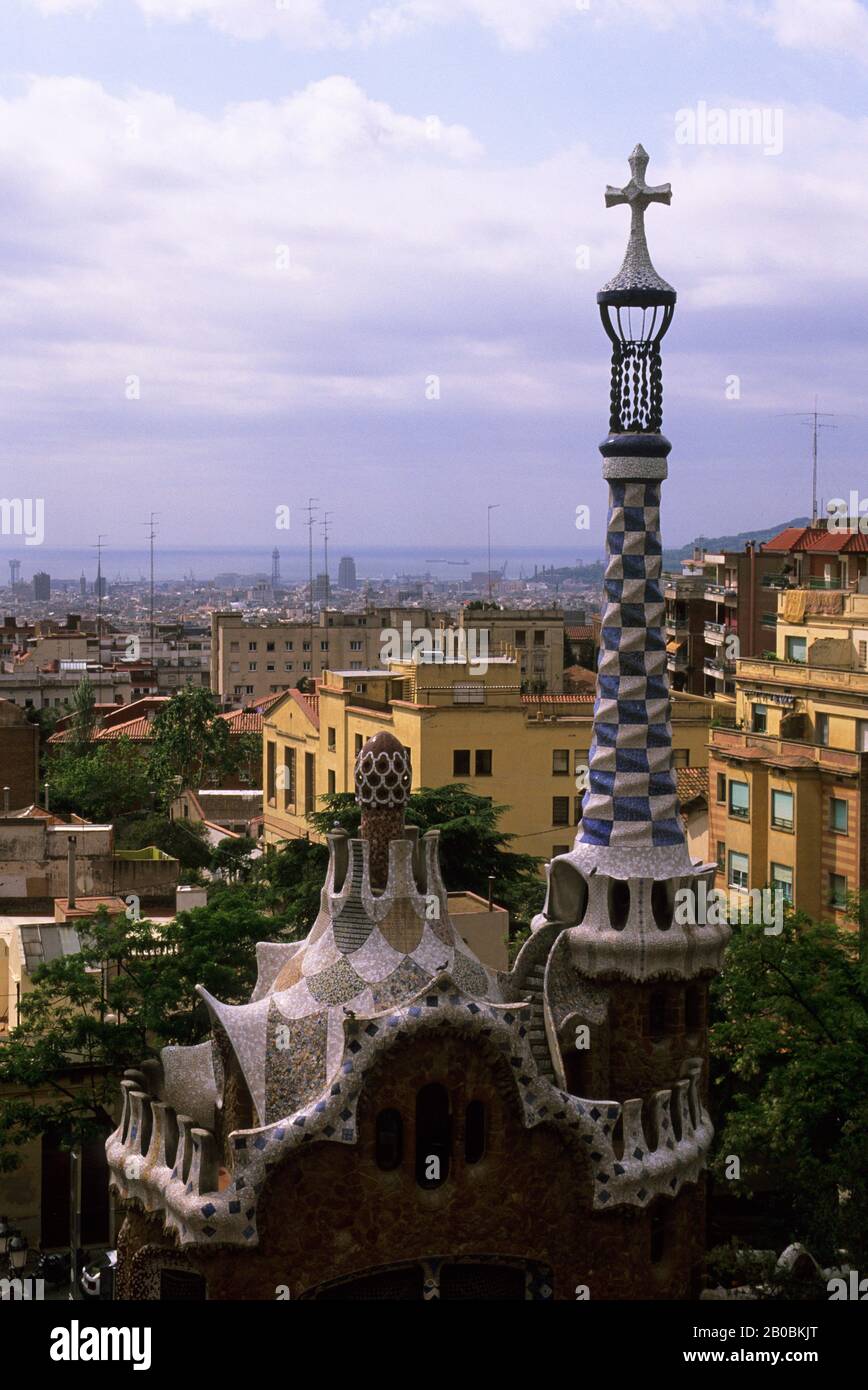 SPANIEN, BARCELONA, PARK GUELL, EINGANGSGEBÄUDE, TURMSPITZE Stockfoto
