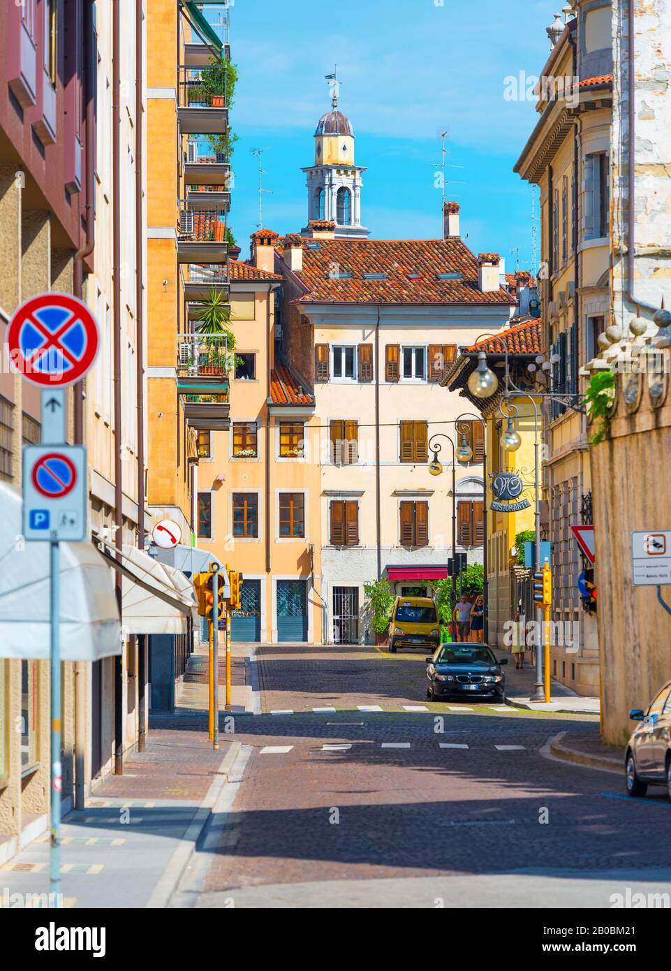 Udine - August 2016, Region Friuli Julisch Venetien, Italien: Malerischer Blick auf die alte mittelalterliche Straße im historischen Zentrum von Udine Stockfoto