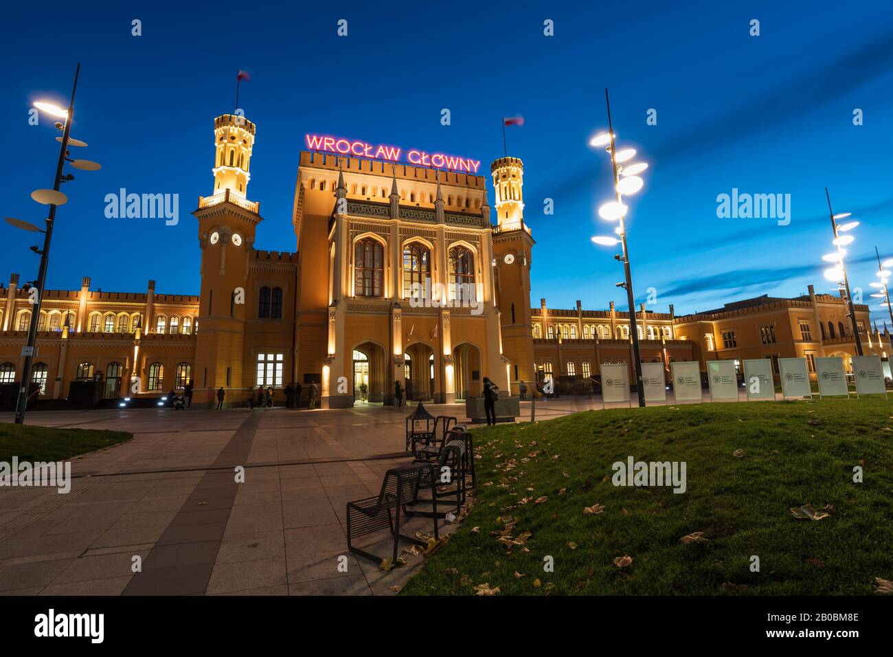 Wroclaw, POLEN - 16. NOVEMBER 2019: Landmark-Gebäude Wroclaw Glowny - Hauptbahnhof. Stockfoto