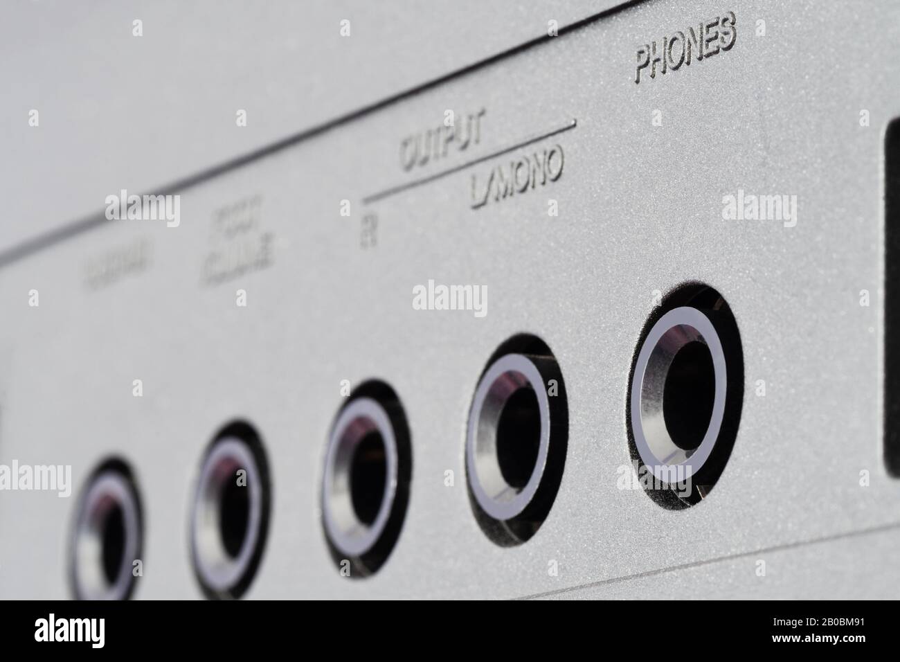 Nahaufnahme der Ausgangsbuchsen des Telefonanschlusses an einem Audiogerät. Musik, Audio, Hi-Fi, Konnektivität und Tonwiedergabe. Stockfoto