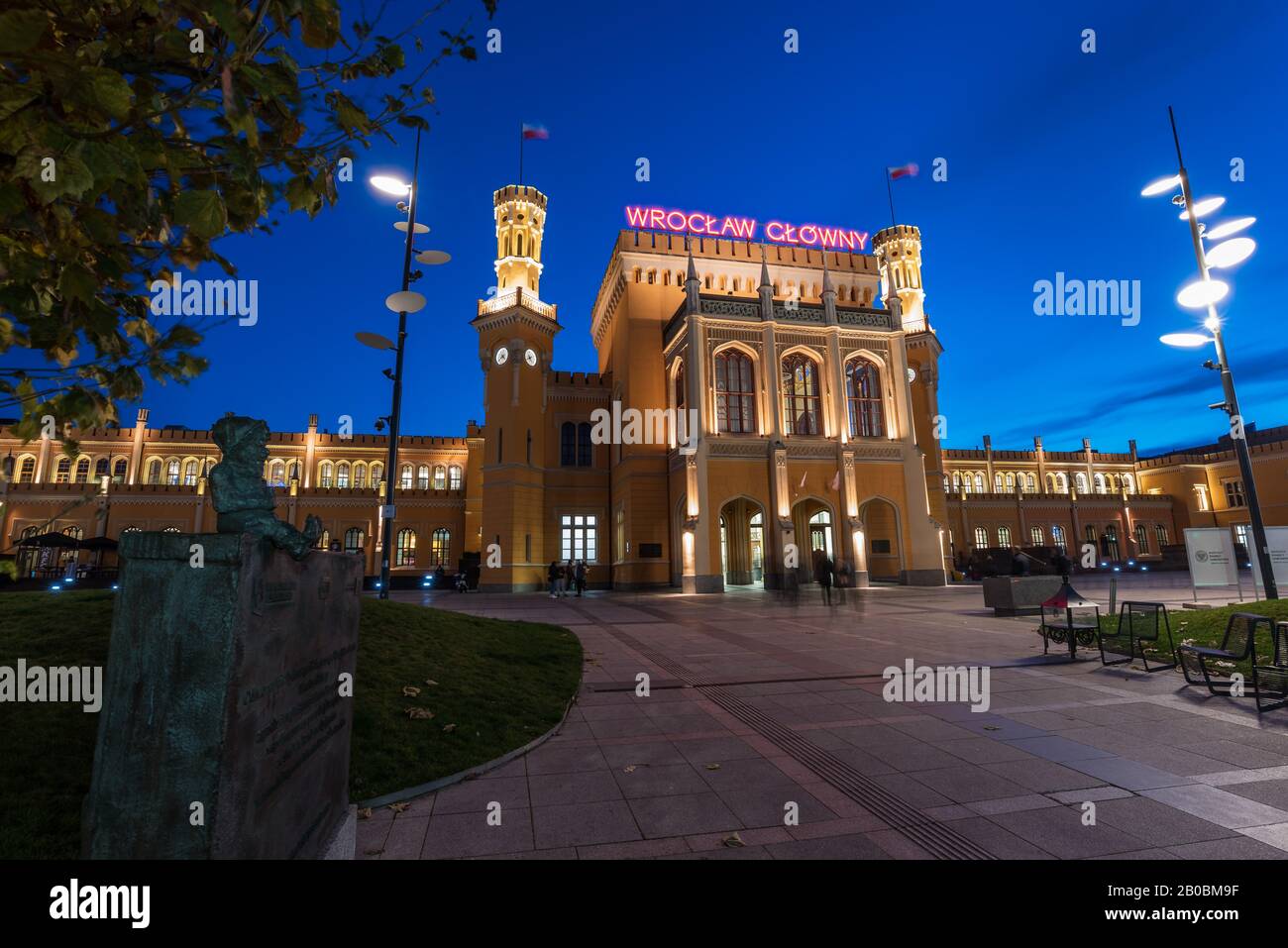 Wroclaw, POLEN - 16. NOVEMBER 2019: Landmark-Gebäude Wroclaw Glowny - Hauptbahnhof. Stockfoto
