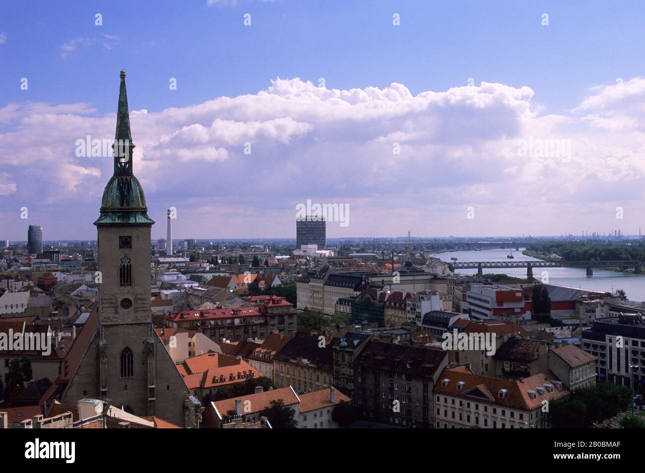 SLOWAKEI, BRATISLAVA, ÜBERSICHT VON SCHLOSS, ST. MARTINS KATHEDRALE Stockfoto