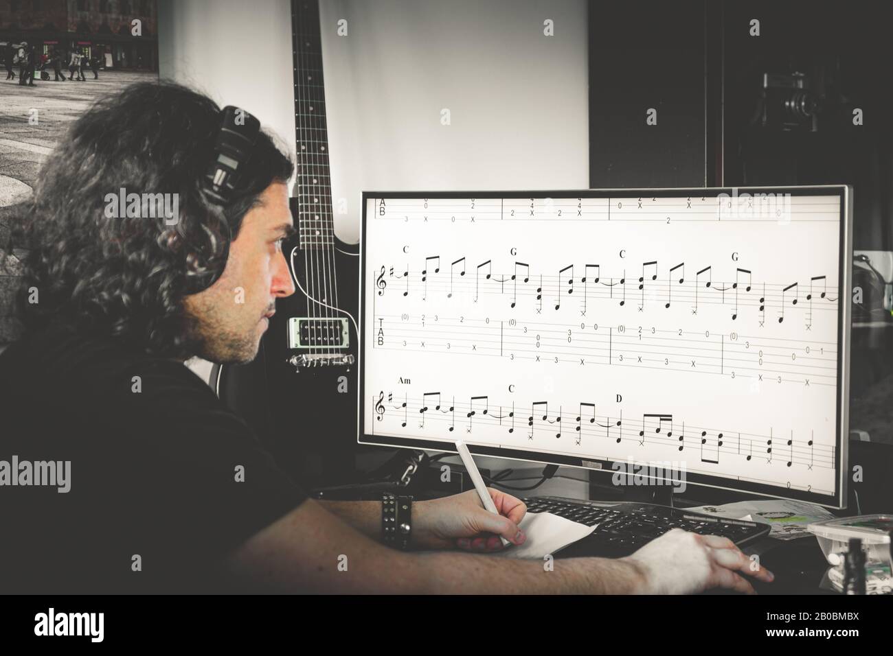 Songwriting man Occupation schreibt Musik in Vintage Vignette Hintergrund künstlerische Besetzung Stockfoto