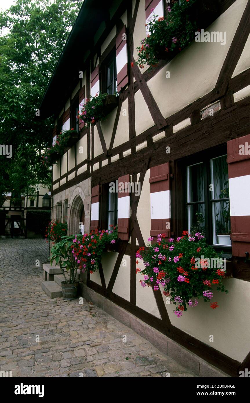 DEUTSCHLAND, NÜRNBERG, SCHLOSS KAISERBURG, FENSTER MIT GERANIEN Stockfoto