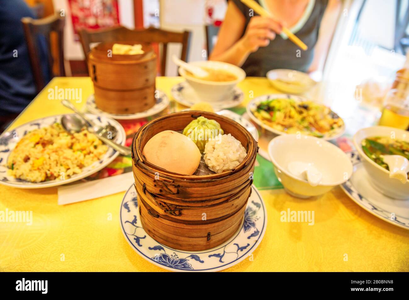 Chinesisches Restaurant in Yokohama Chinatown in Japan mit asiatischen Dampfklößen in einem Holzdampfer, gedämpften Brötchen, Ramen, Nudeln, Reis, Soja und Stockfoto