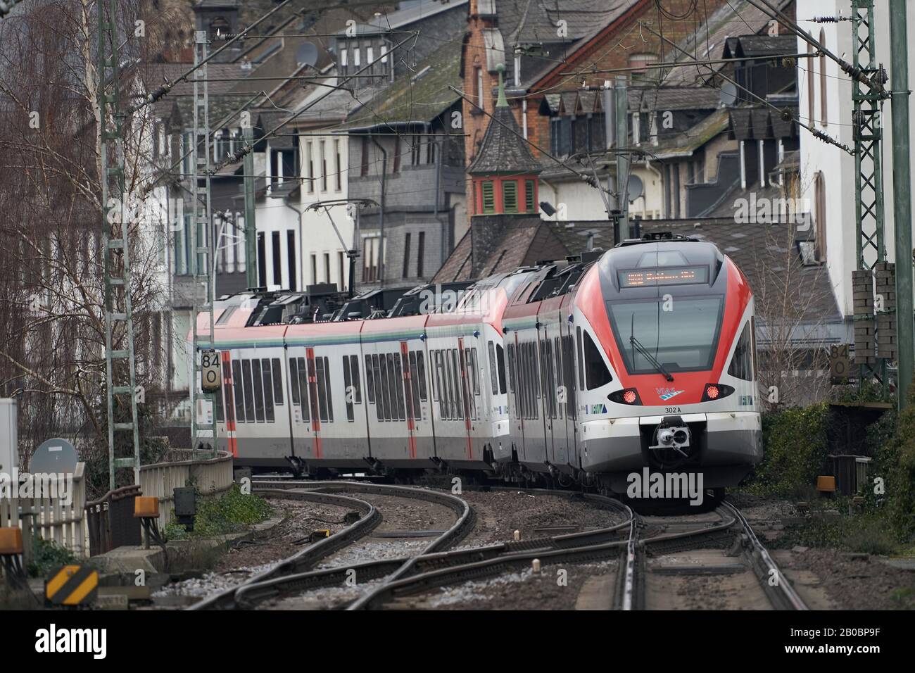 Der Personenzug fährt durch die Altstadt, Kaub, Rheinland-Pfalz, Deutschland Stockfoto