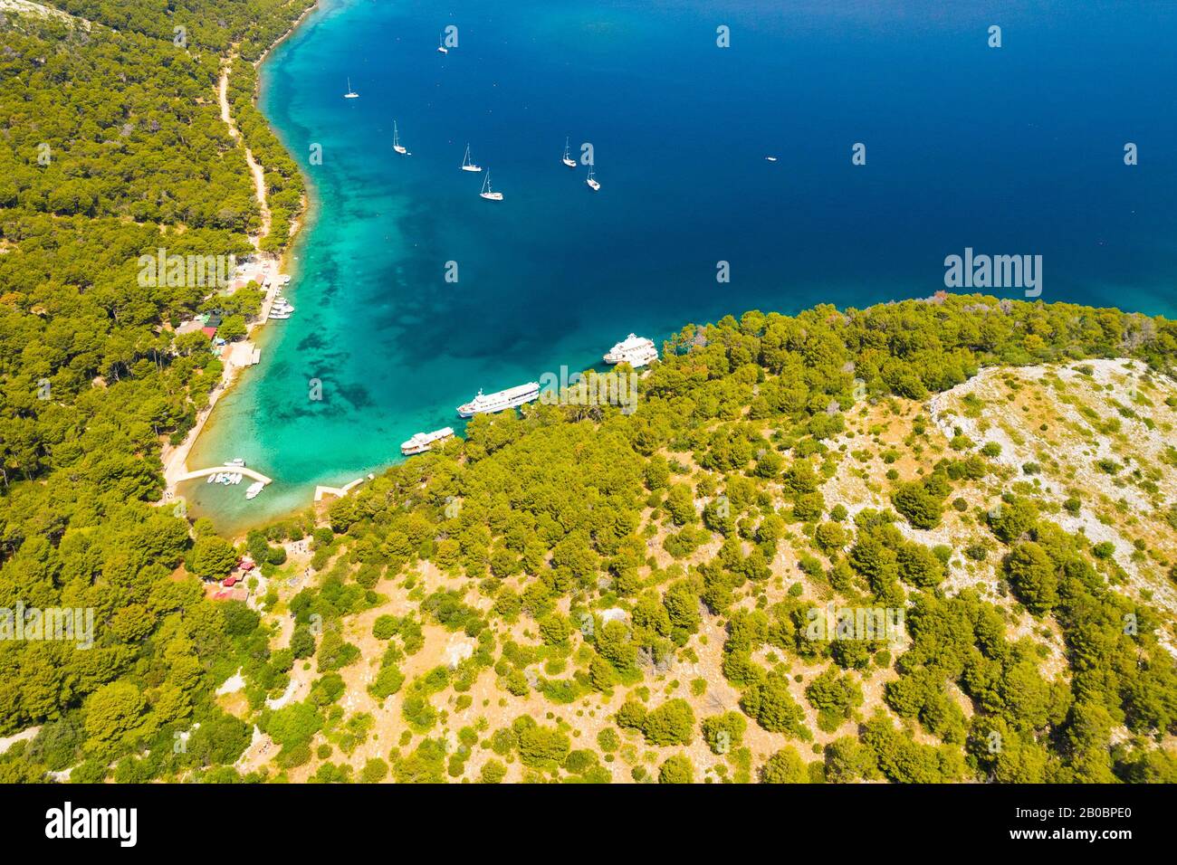 Kroatien, Naturpark Telascica auf der Insel Dugi Otok, Adriatisches Meer, Blick auf die wunderschöne blaue Bucht, Jachten und Schiffe, die an Land verankert sind Stockfoto