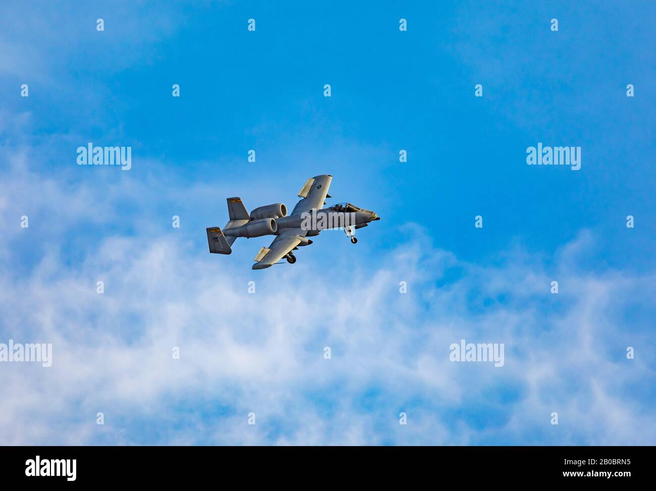 In diesem Schuss dreht sich eine Fairchild Republic A-10 Thunderbolt II, um sich der Landebahn auf der Hill Air Force Base, Utah, zu nähern, wie es von der Stadt Layton, Utah aus gesehen wird. Stockfoto