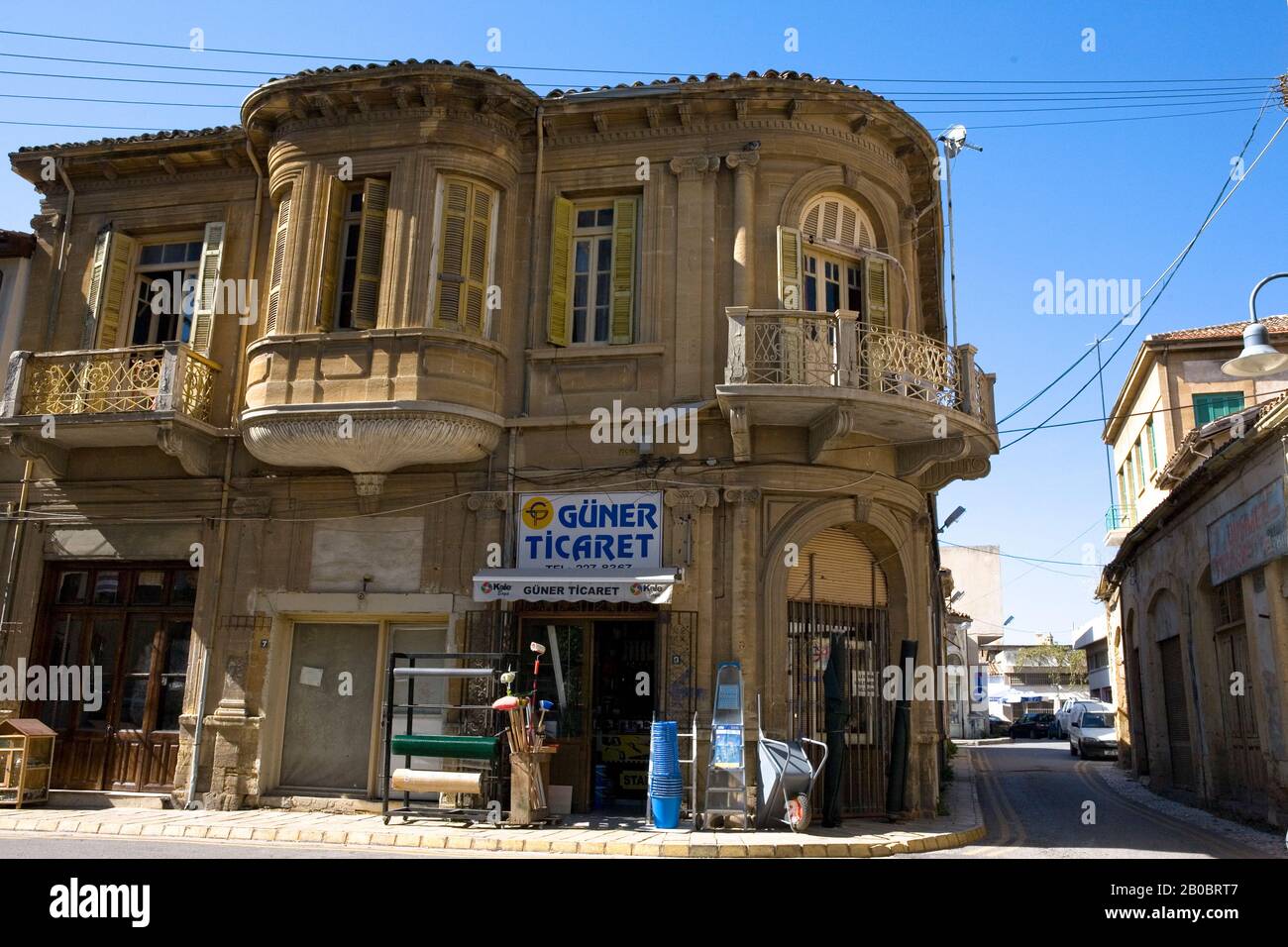 Eckladen in einem interessanten alten Gebäude: Kuyumcular Sokak, Nord-Nikosia, Nordzypern Stockfoto