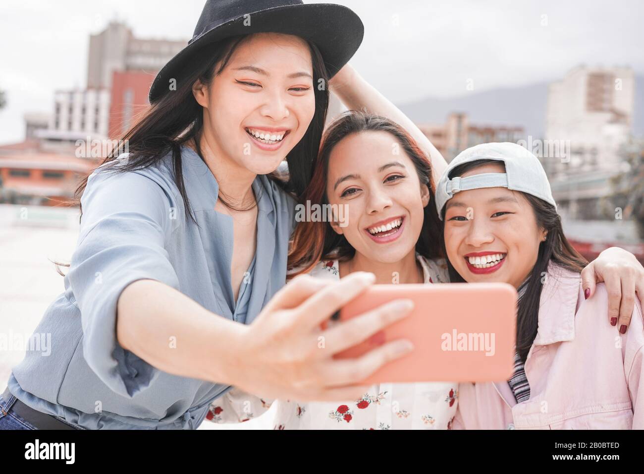 Trendige asiatische Mädchen, die Videogeschichte für Social Network App im Freien machen - Junge Frauen, die Spaß haben, selfie zu nehmen - neue Technologietrends und Freund Stockfoto