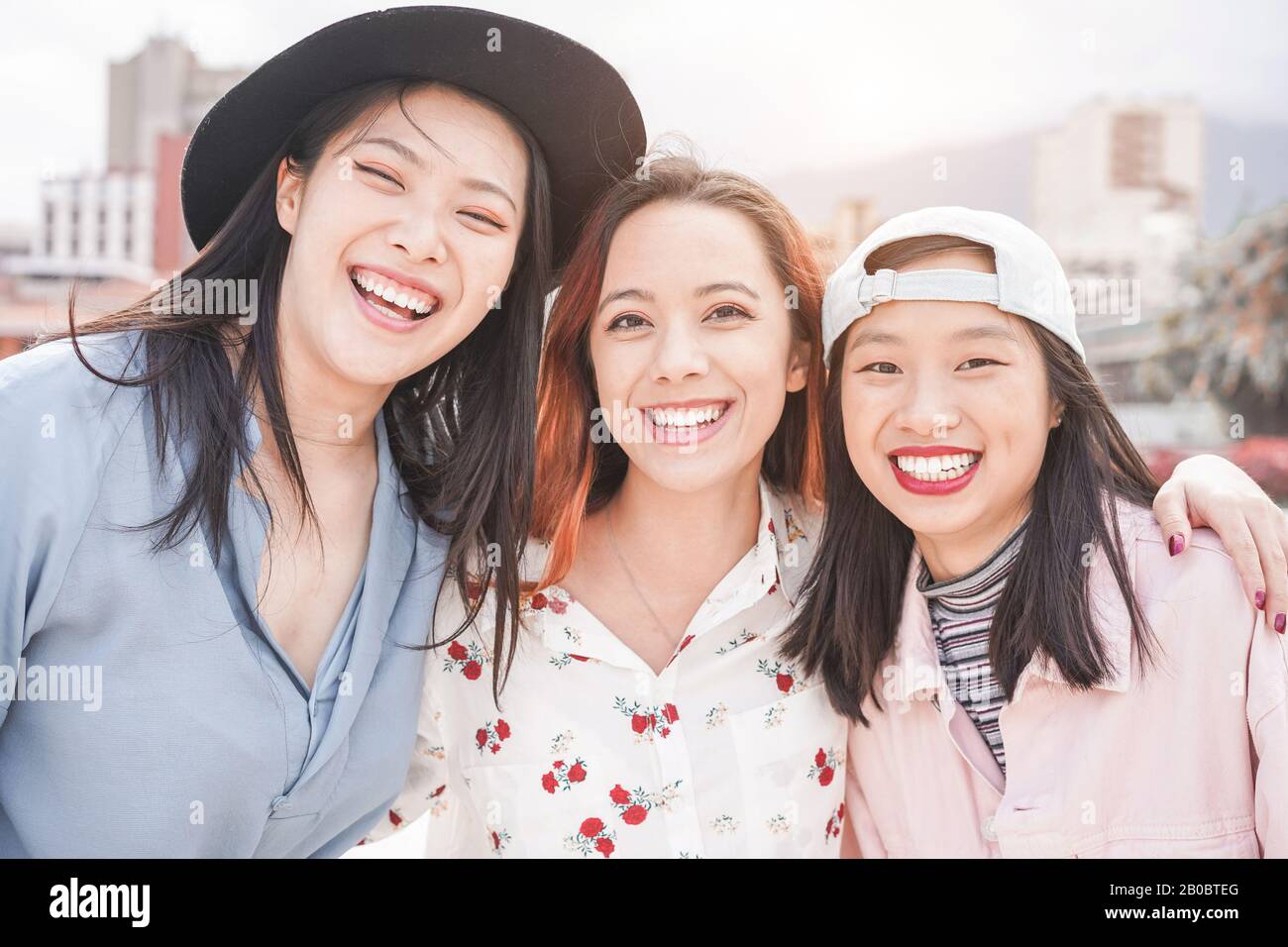 Asian Women Best Friends mit Spaß im Freien - Fröhliche trendige Mädchen lachen zusammen - Millennial-Generation, Bonding, Freundschaft und Sammelkonzept Stockfoto