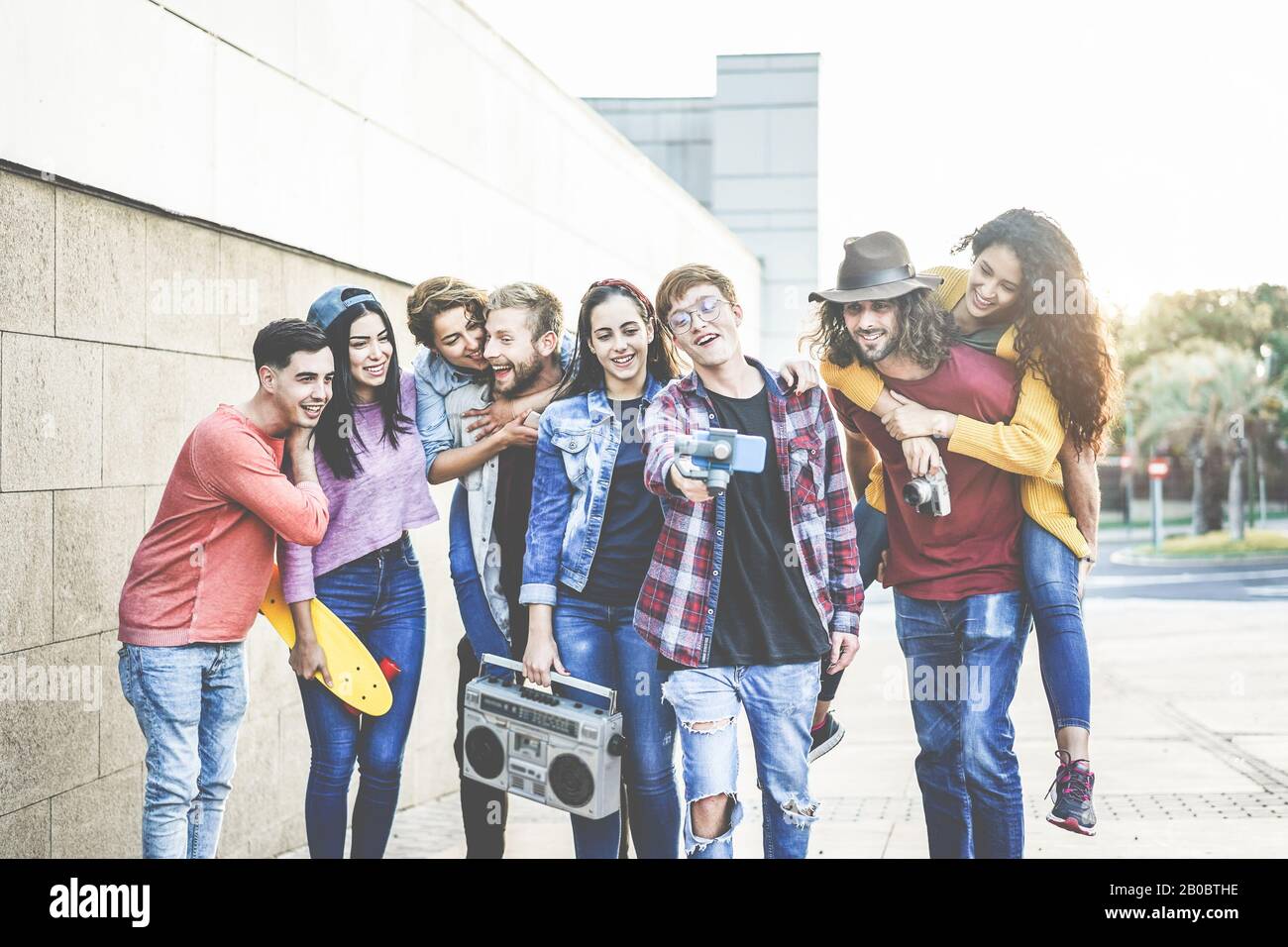 Fröhliche Millennials Freunde, die mit Smartphone im Freien Video-Social-Feed machen - Junge Leute haben Spaß mit dem neuen Technologietrend - Youth Lifestyl Stockfoto