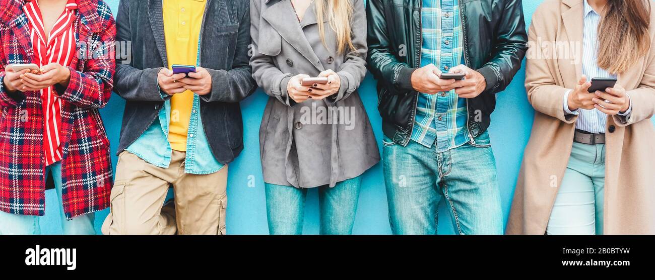 Eine Gruppe von Freunden mit intelligenten Handys App - Jugendliche sucht nach neuen Technologie Trends - der Begriff der Jugend, Tech, sozialen und Freundschaft - Fokus Stockfoto
