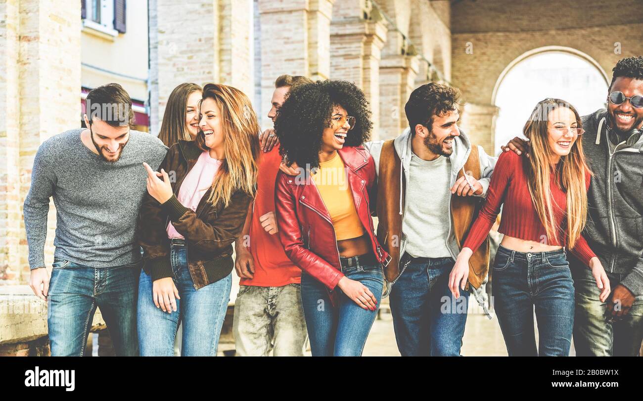 Junge Millennials Freunde, die in der Altstadt spazieren gehen - Fröhliche Menschen, die gemeinsam Spaß haben - Jugend-Lifestyle, erasmus und Freundschaftskonzept - Im Fokus Stockfoto