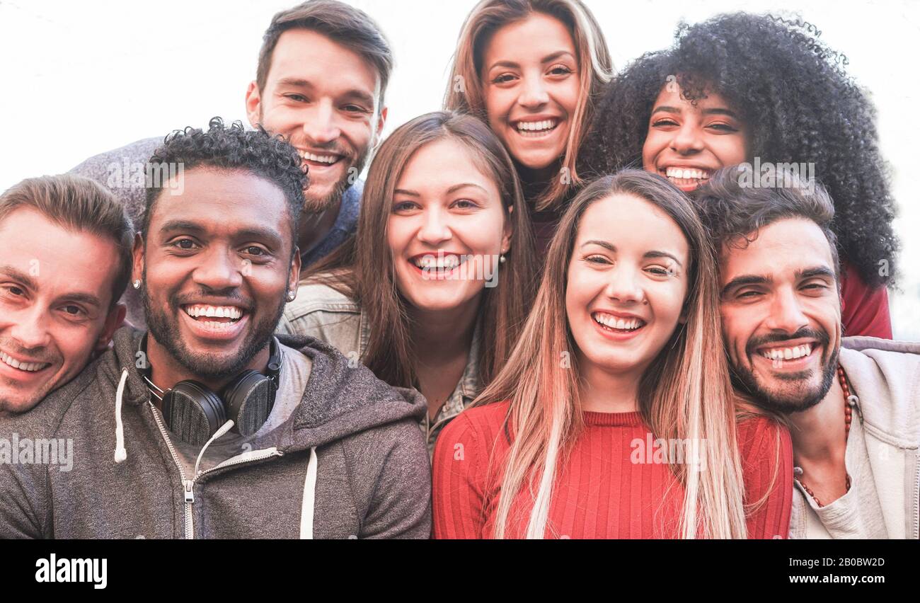 Glückliche tausendjährige Freunde aus verschiedenen Kulturen und Rassen, die selfie für die Geschichte des sozialen Netzwerks - Jugend- und Freundschaftskonzept mit jungen Menschen havin - gewinnen Stockfoto
