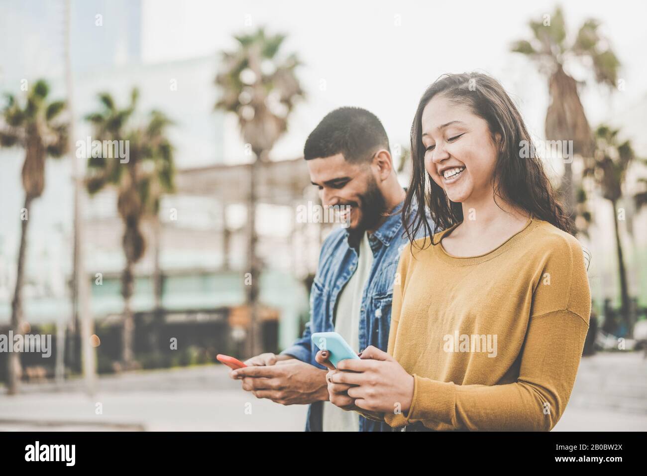 Latin Couple kauft online mit der Smartphone-App ein - Junge Leute haben Spaß mit dem neuen Trend der E-Commerce-Technologie - soziales Netzwerk, Technologie und Jahrtausende Stockfoto