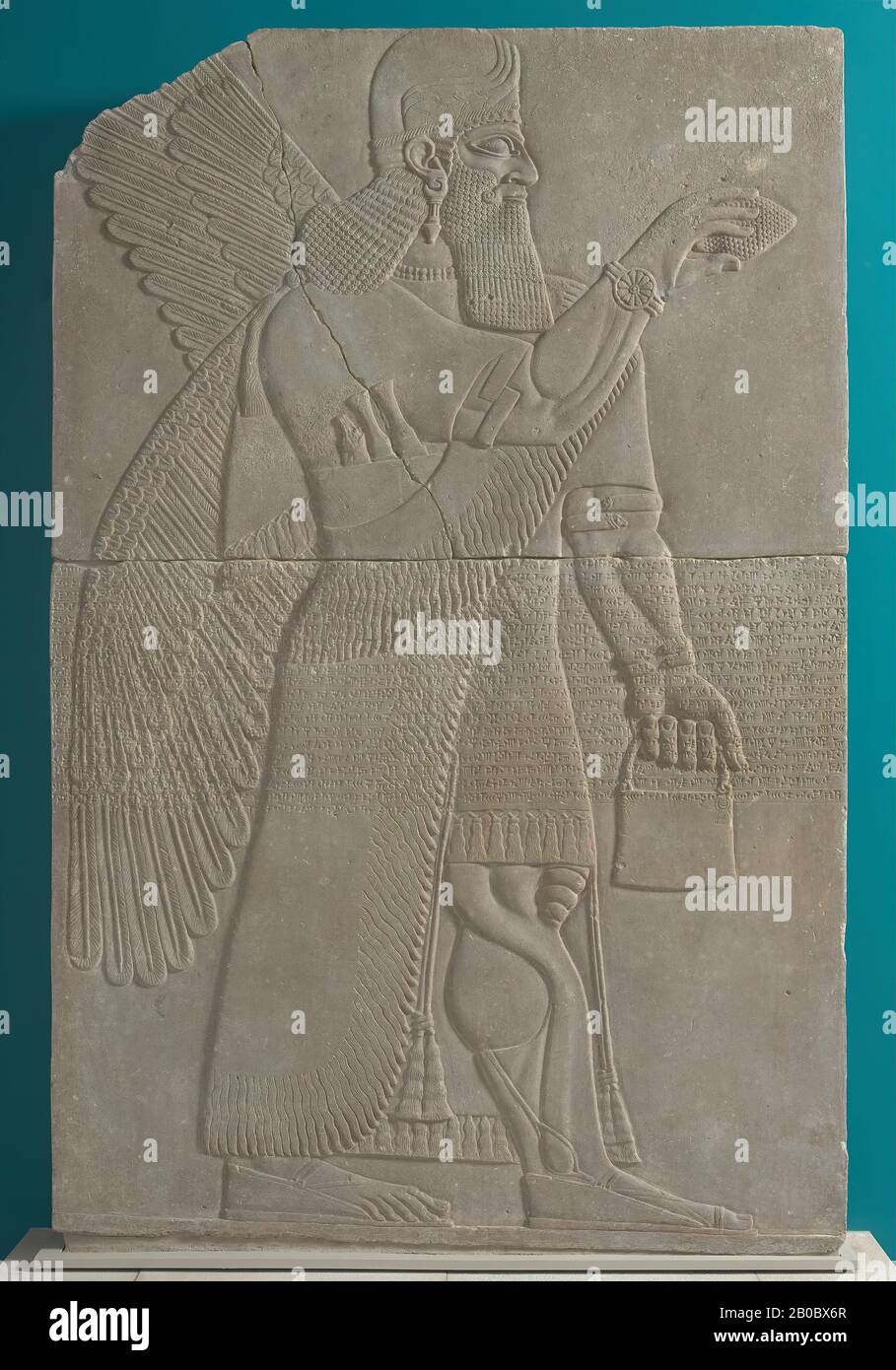 Unbekannter Künstler, Assyrisches Hilfswerk: Geflügelter Geist von Apkallu aus Kalhu (Nimrud), Irak, Nordwestpalast, Raum S, Tafel 17, Ca. 875-860 v. Chr. E., Gips (Mossul alabaster), 90 9/16 Zoll X 58 3/4 Zoll X 6 7/16 Zoll (230 cm x 149,3 cm x 16,3 cm.), Ist Die geflügelte Figur in diesem Reliefbild oft mit dem apkallu-Geist verbunden, der in assyrischen Texten erwähnt wird. Dieser Geist ist von magischen und schützenden Kräften durchdrungen und besitzt einen stochenen Körperbau mit übertriebener Muskulatur. Die verhornte Krone verkündet seine Göttlichkeit, obwohl sein Porträt eine unheimliche Ähnlichkeit mit Ashurnasirpal selbst aufweist. Er hält einen Eimer in seiner linken Hand Stockfoto