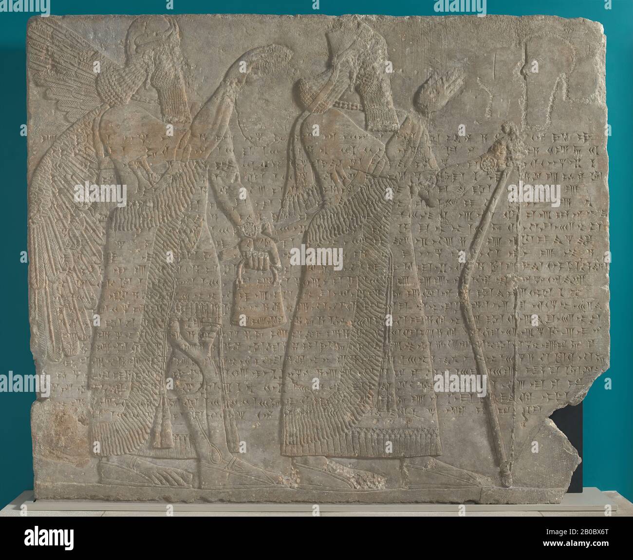 Unbekannter Künstler, Assyrischer Hieb: Geflügelter Geist oder Apkallu Salbung Ashurnasirpal II aus Kalhu (Nimrud), Irak, Ca. 875-860 v. Chr. E., Gips (Mossul alabaster), 65 11/16 Zoll x 78 1/8 Zoll x 6 3/8 Zoll (166,8 cm x 198,5 cm x 16,2 cm.) zeigt Dieses Relief den König Ashurnasirpal mit einem Schutzgeist, oder apkallu-Figur dahinter. Der König trägt die fez-und-Tiara-Krone, die seinen regalen Status signalisiert. Sein Gewand ist lang und mit Dolchen, die in die Falten gehüllt sind, angetaselt. Einen Bogen in der linken Hand halten Ashurnasirpal hebt sich nach rechts. Der Schutzgeist dahinter trägt eine gehornte Krone, einen kurzen Kilt und Sport Wi Stockfoto