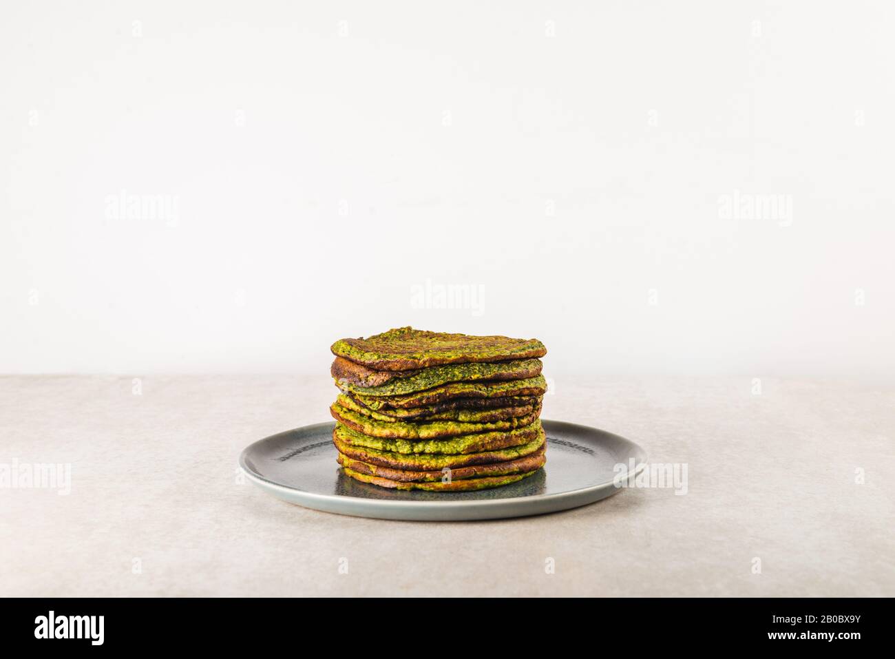 Gesunde grüne Pfannkuchen aus Spinat, Kokosmilch, Banane und Hafer. Vegetarisches und glutenfreies Frühstück Stockfoto