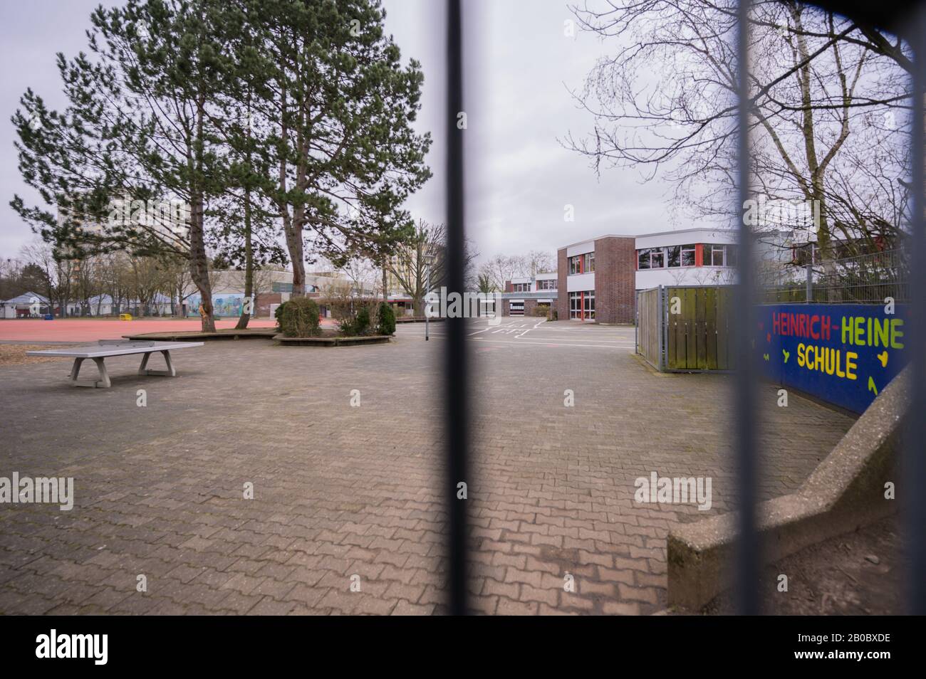 Hanau, Deutschland. Februar 2020. Der Schulhof der Heinrich Heine Schule im  Hanauer Stadtteil Kesselstadt steht leer, die Schule ist geschlossen.  Mehrere Menschen wurden getötet und weitere verletzt, als in Hanau Schüsse  auf