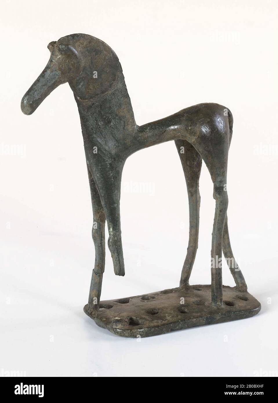 Unbekannter Künstler, Geometrische Statuette eines Pferdes, n.d., solide Gussbronze, 3 15/16 Zoll X 1 1/4 Zoll (10 cm x 3,1 cm) Stockfoto