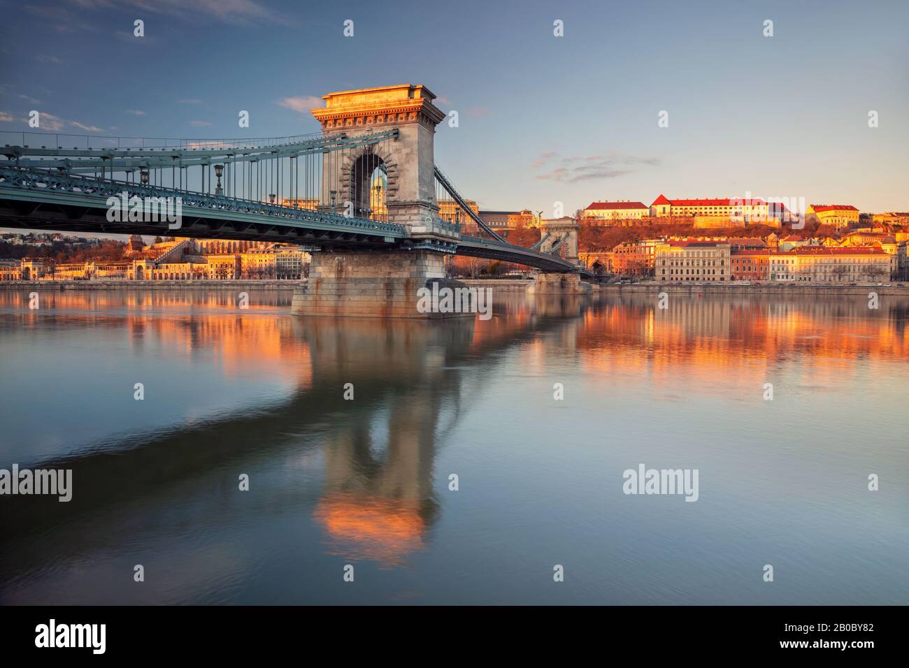 Budapest, Ungarn. Stadtbild der Budapester Skyline mit dem Szechenyi-Kettenbrücke-Gebäude bei schönem Winteraufgang. Stockfoto