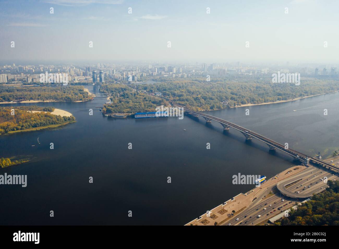 Flug über die Brücke in Kiew. Luftaufnahmen Stockfoto