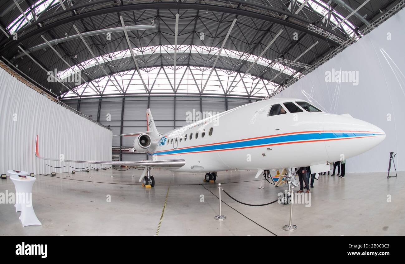 Brunswick, Deutschland. Februar 2020. Das neue Forschungsflugzeug "Istar" des Deutschen Zentrums für Luft- und Raumfahrt (DLR) befindet sich in einem Hangar am Flughafen Braunschweig. Das neue Flugzeug soll deutlich mehr Möglichkeiten in der Flugsimulation bieten als die bisherigen Forschungsflugzeuge. Mit seiner modernen Ausstattung und dem Design sowie zusätzlichen technischen Einrichtungen Kann Istar auch wichtige Beiträge zur Digitalisierung in der Luftfahrt leisten. Credit: Julian Stratenschulte / dpa / Alamy Live News Stockfoto