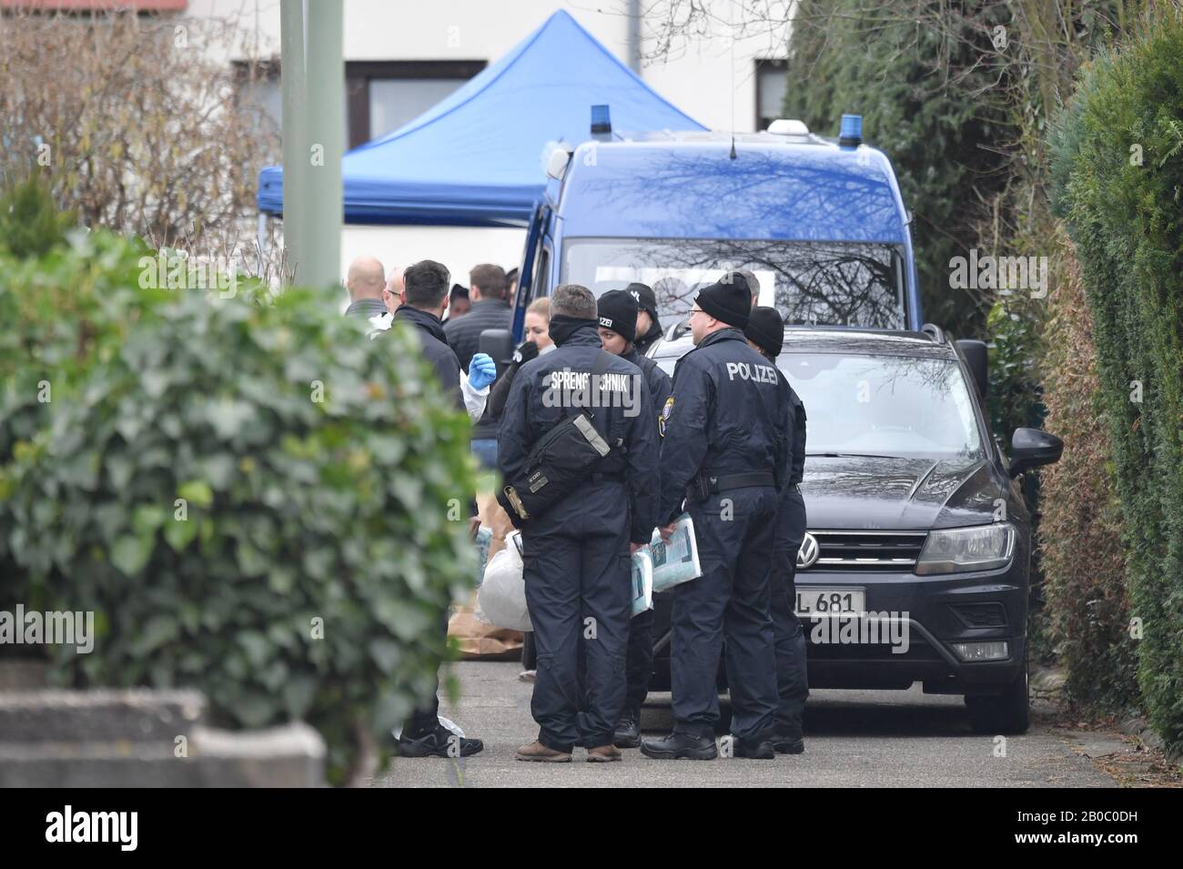 Hanau, Deutschland. Februar 2020. Polizeibeamte stehen bei dem Haus, in dem der mutmaßliche Täter nach schwerer Gewalt tot aufgefunden wurde. Mehrere Menschen wurden getötet und weitere verletzt, als in Hanau Schüsse auf zwei Shisha-Bars abgefeuert wurden. Der Schuldige und seine Mutter wurden danach tot aufgefunden. Die Staatsanwaltschaft ermittelt. Credit: Dpa Picture Alliance / Alamy Live News Stockfoto