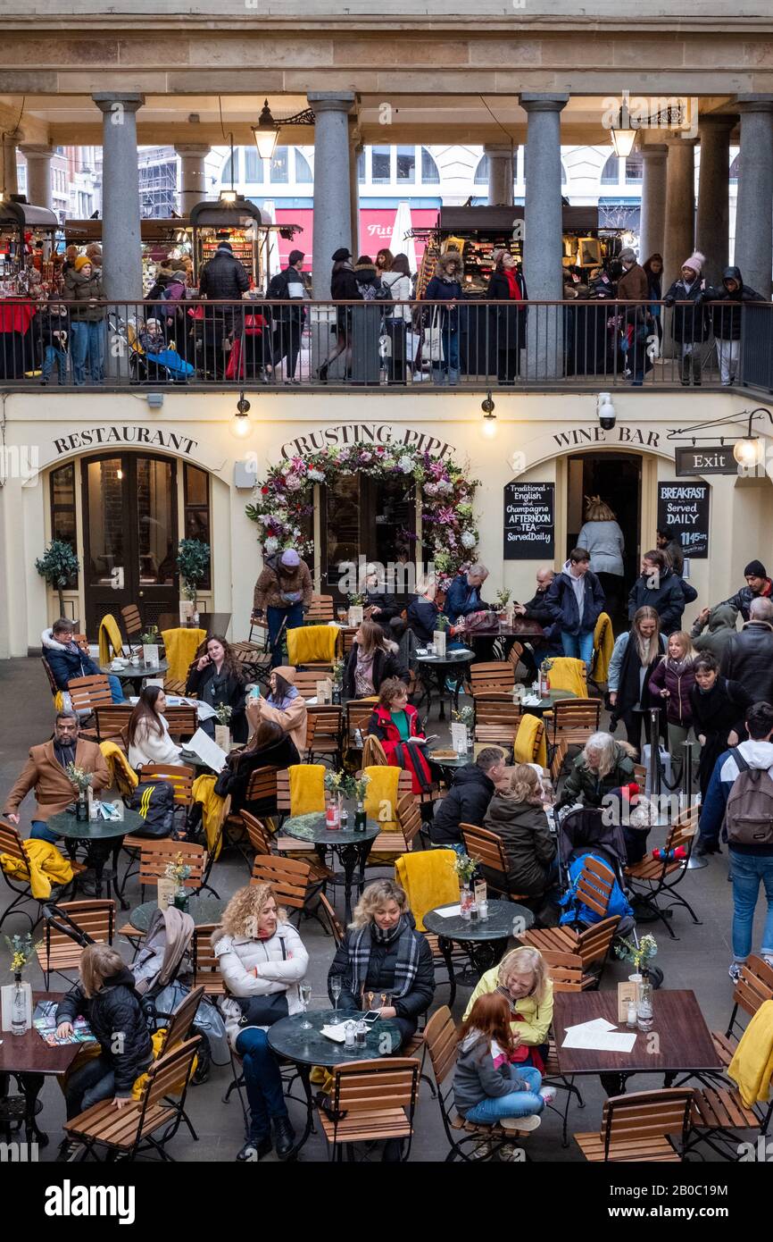 Das Restaurant "Crusting Pipe" auf der Piazza am Covent Garden Historic Market, London UK, fotografiert an einem geschäftigen Tag, an dem der Markt voller Besucher ist. Stockfoto