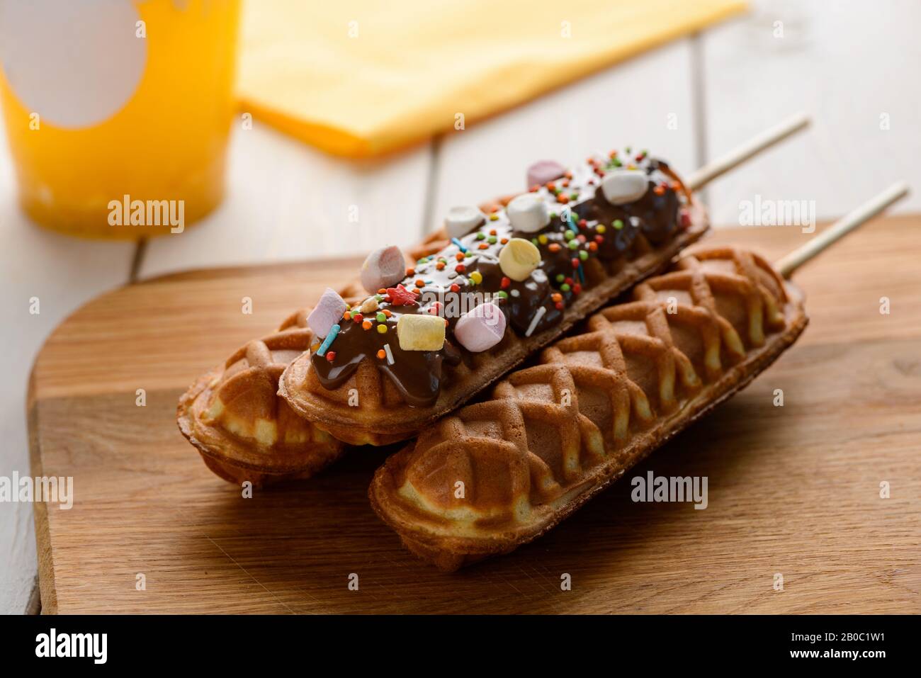 Mit Schokolade, Zuckerstreuen und Marshmallow verzierte Maishunde Stockfoto