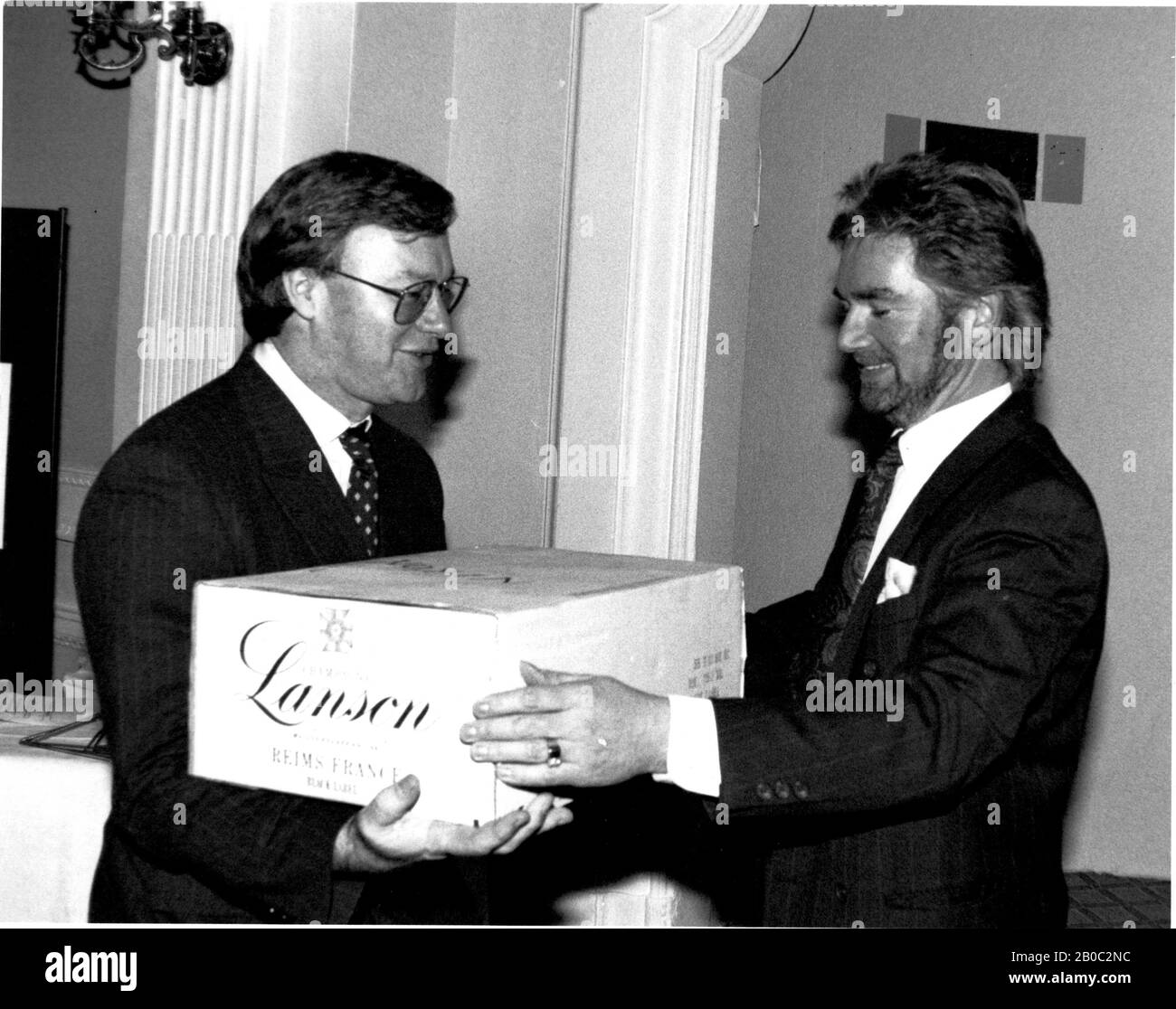 1988 Noel Edmonds überreicht dem Ron Morgans der Today Zeitung zum 3. Mal die Auszeichnung "Picture Editor of the Year" Stockfoto