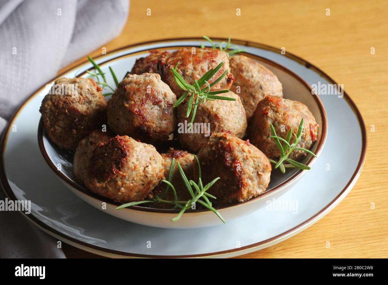 Geröstete Fleischbällchen, köstliche Fleischstücke auf Holztisch Stockfoto