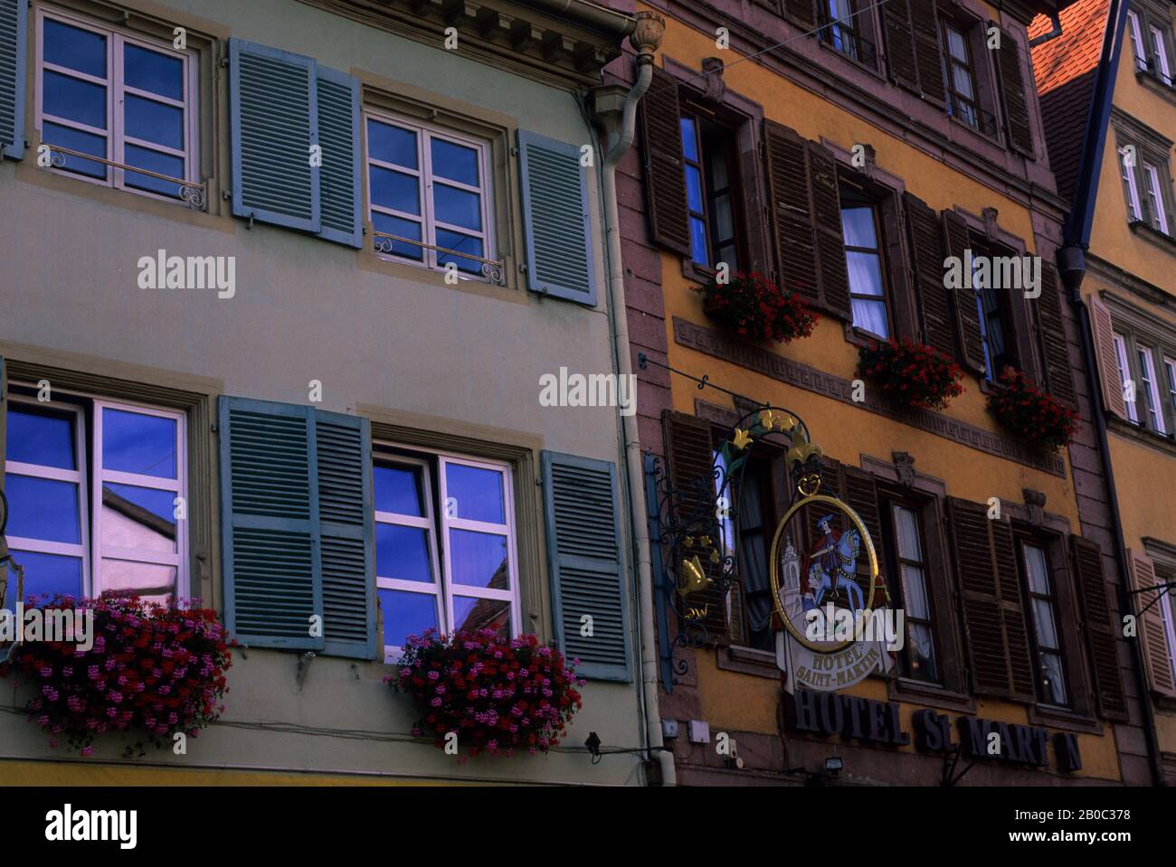 FRANKREICH, COLMAR, HÄUSER, FENSTER Stockfoto