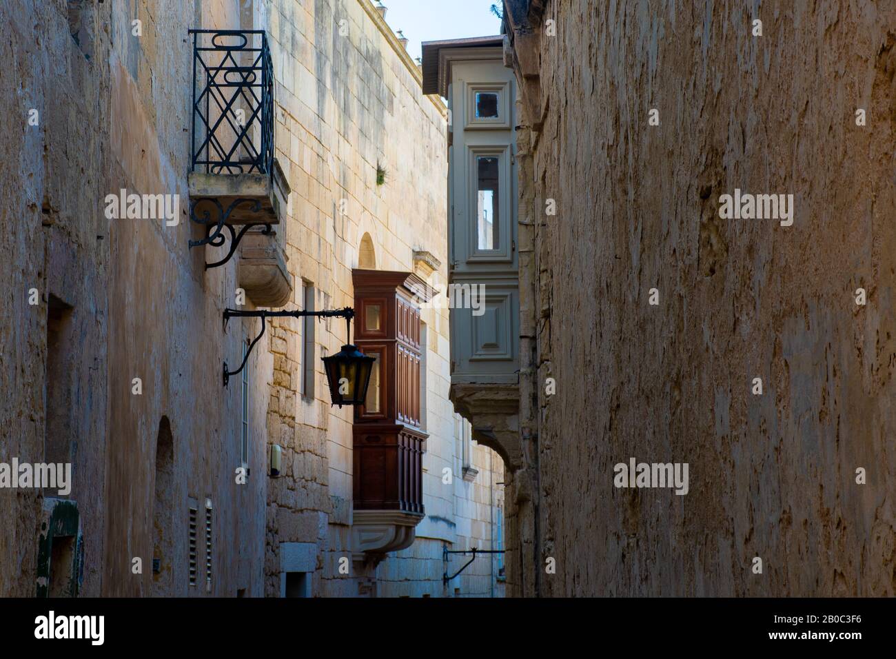 Schmale Hintergasse in Mdina Malta mit traditionellen Holzbalkons Stockfoto