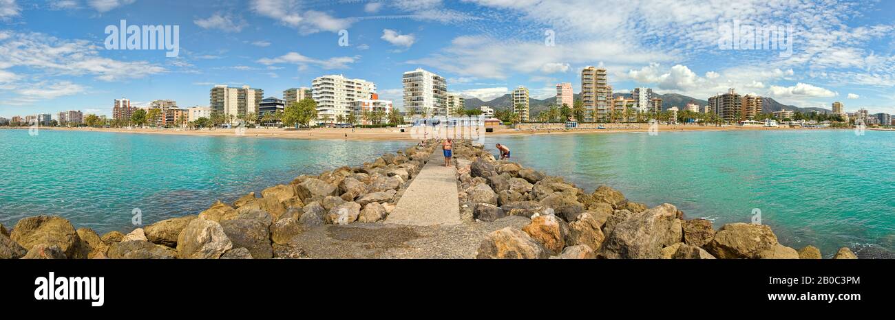 Panoramabild vom Strand Almadraba in Benicasim, Spanien Stockfoto
