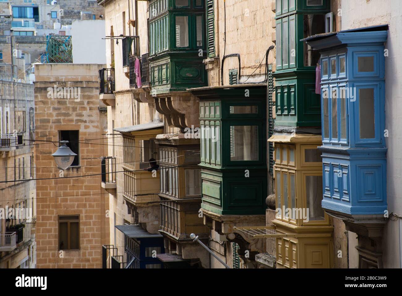 Eine Reihe von traditionellen farbenfrohen Balkons in Malta Stockfoto